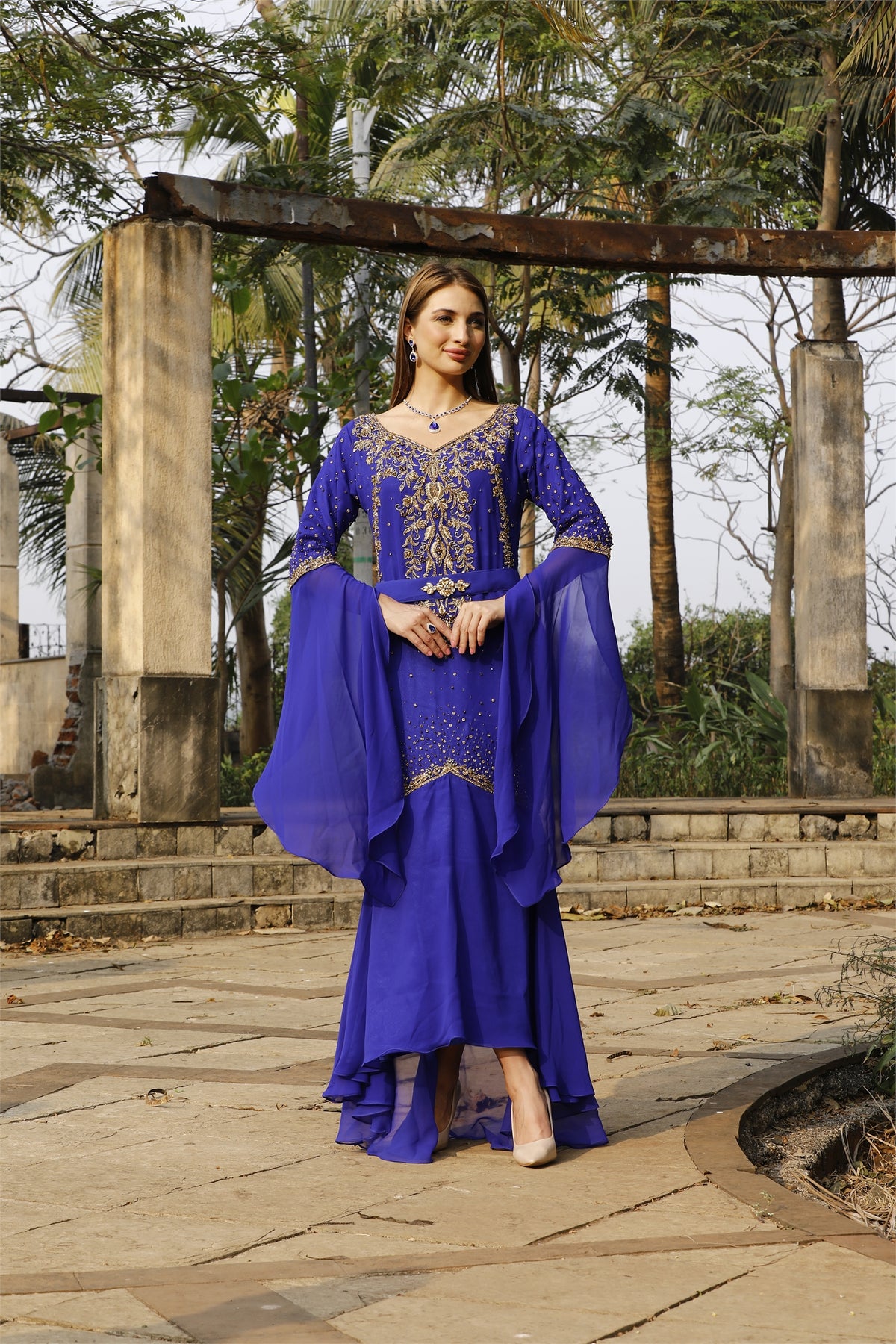 ANIIQ Georgette Cousu Main brodé Farasha Kaftan Robe de soirée ANIIQ Georgette Cousu Main brodé Farasha Kaftan Robe de soirée